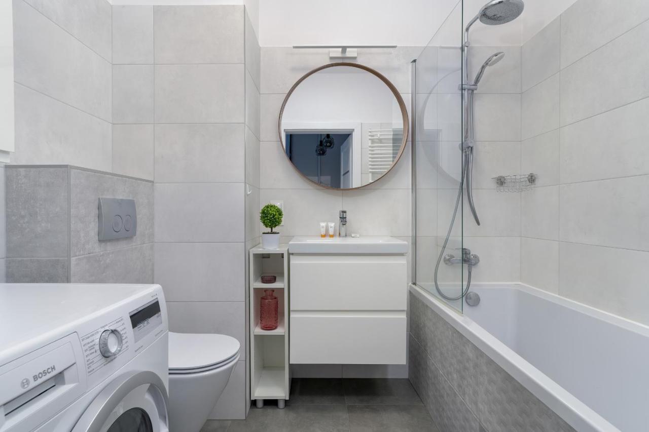 Stylish & Comfy Garbary Apartments With Parking By Noclegi Renters Poznan Exterior foto