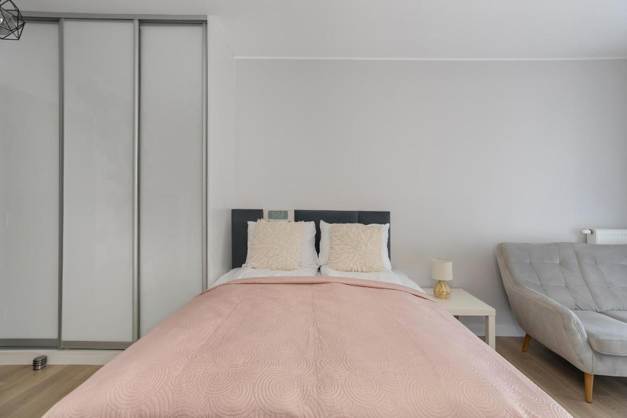 Stylish & Comfy Garbary Apartments With Parking By Noclegi Renters Poznan Exterior foto