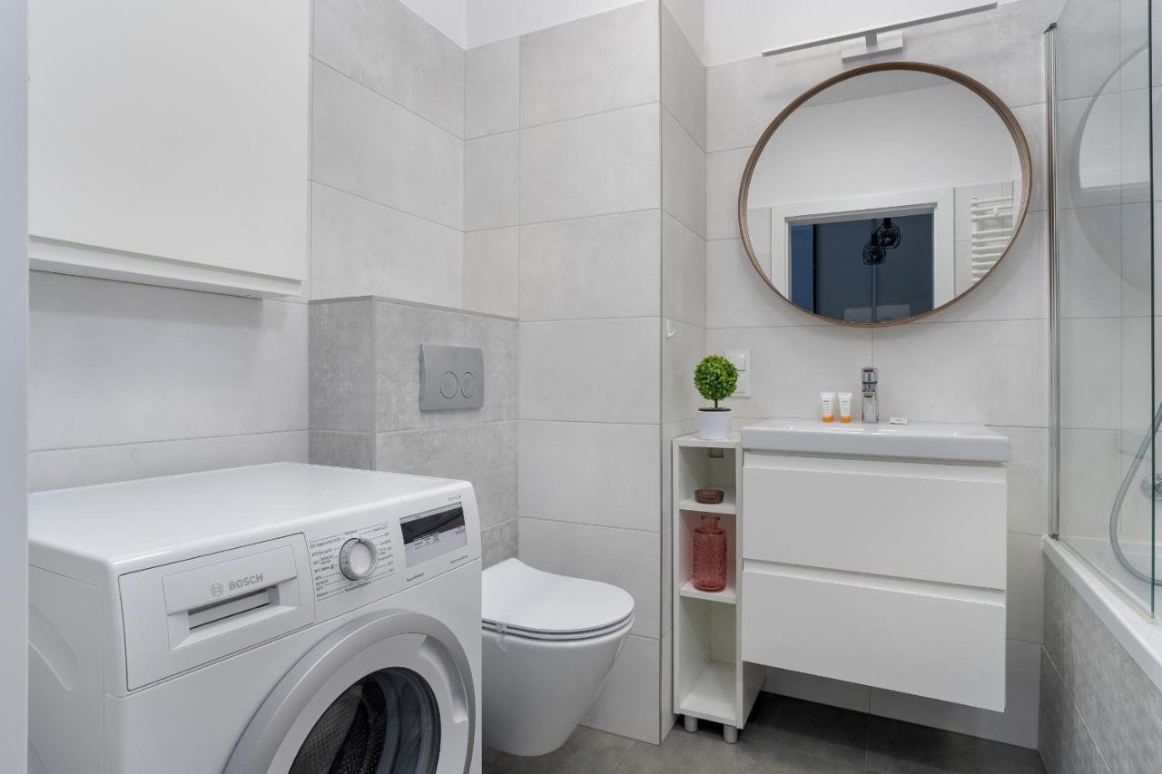 Stylish & Comfy Garbary Apartments With Parking By Noclegi Renters Poznan Exterior foto