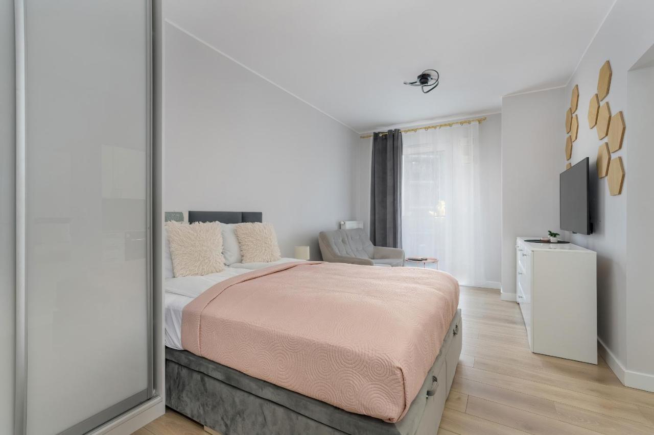 Stylish & Comfy Garbary Apartments With Parking By Noclegi Renters Poznan Exterior foto