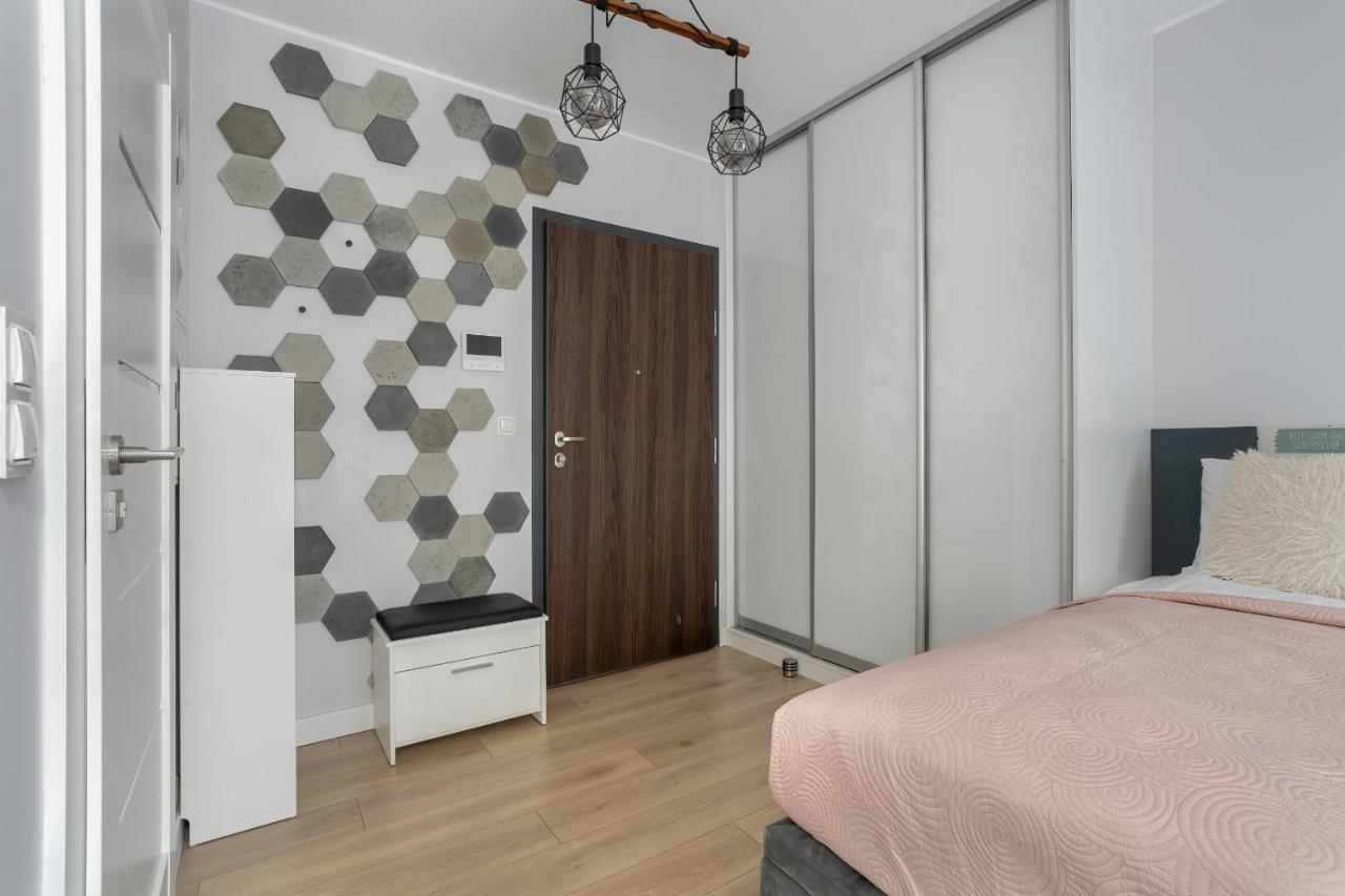 Stylish & Comfy Garbary Apartments With Parking By Noclegi Renters Poznan Exterior foto