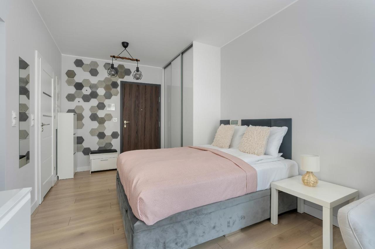 Stylish & Comfy Garbary Apartments With Parking By Noclegi Renters Poznan Exterior foto